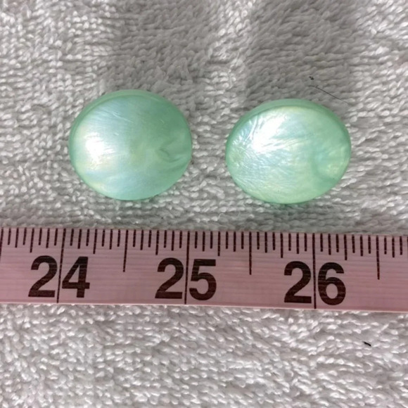 Vintage Light Green Pearlescent Plastic Circles Clip  On Earrings - Picture 8 of 8
